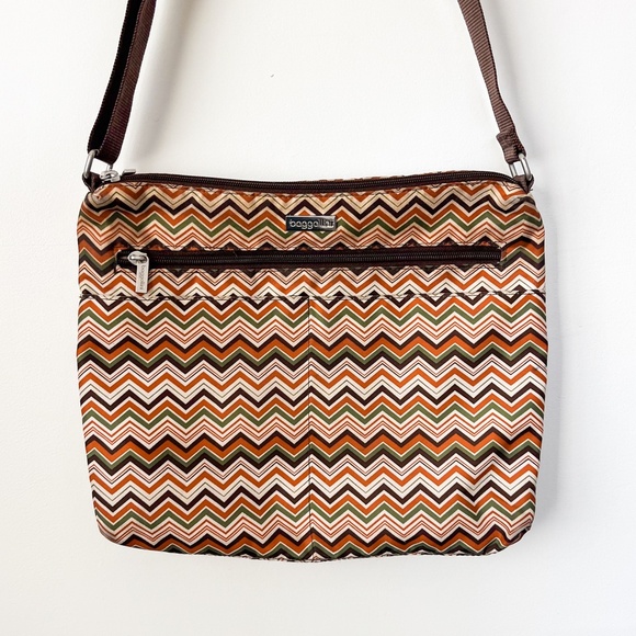 Awesome Baggallini Textile Shoulder Bag Pouch Purse - Picture 2 of 8